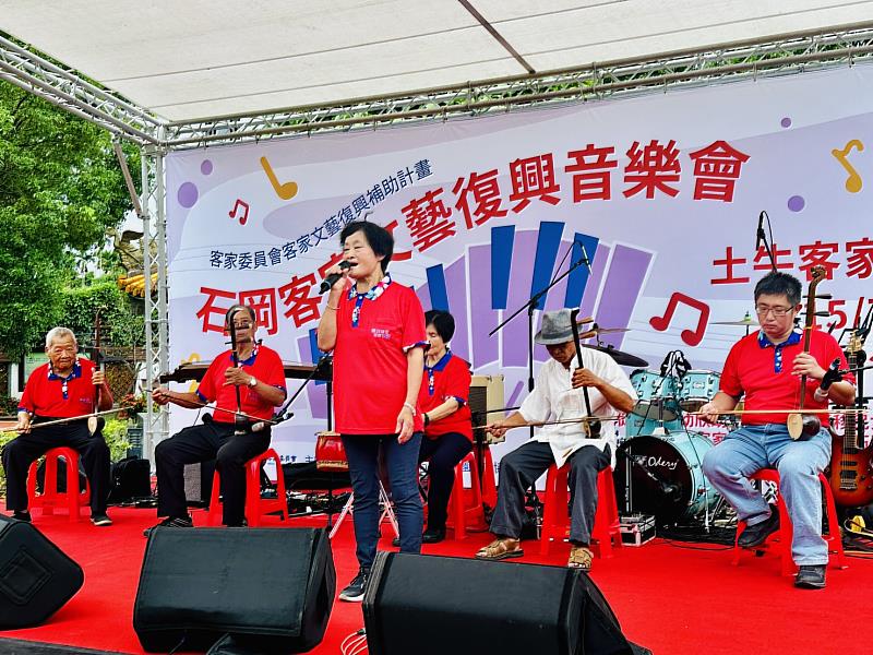 圖4 石岡大埔客家民俗文化協會帶來一連串的傳統山歌演唱