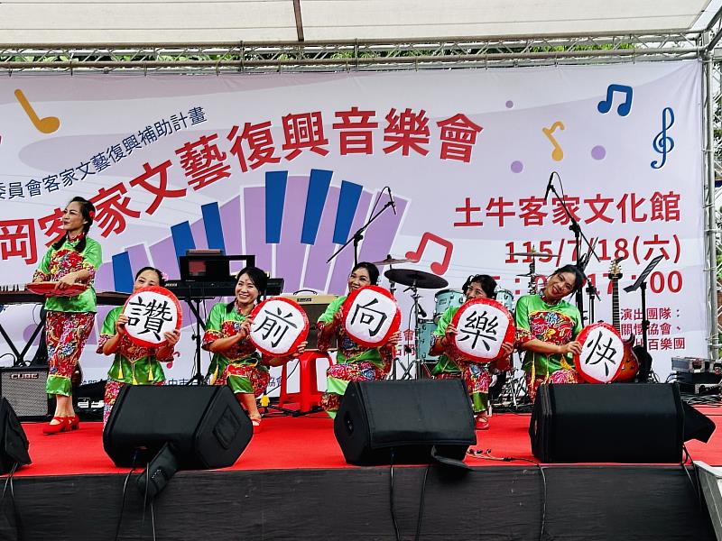 圖3 希望舞團（石岡新移民女性家庭關懷協會）展現新移民姊妹們練習多時的精彩舞藝