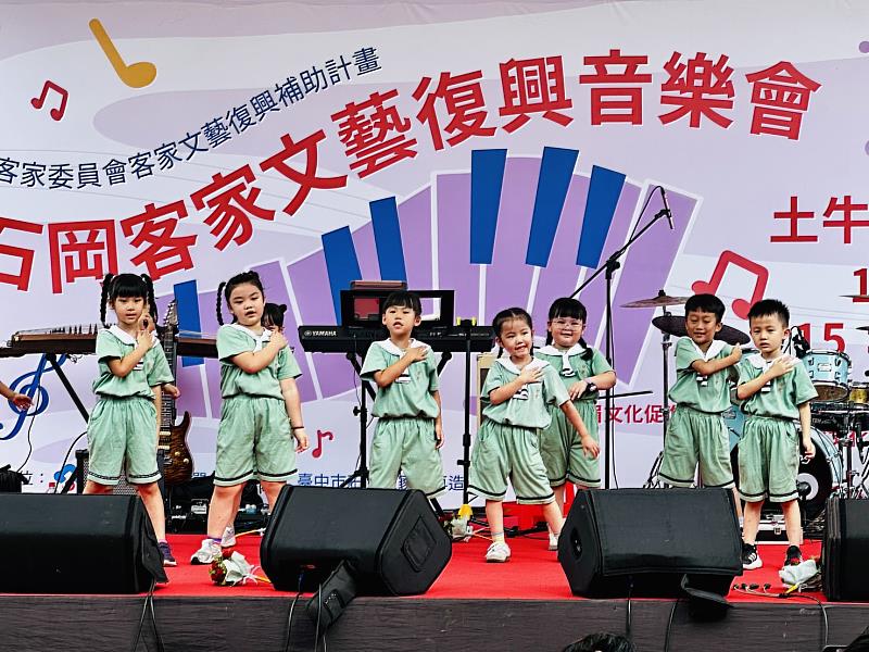 圖1 幼欣幼兒園帶來活潑可愛的客家童謠歌舞