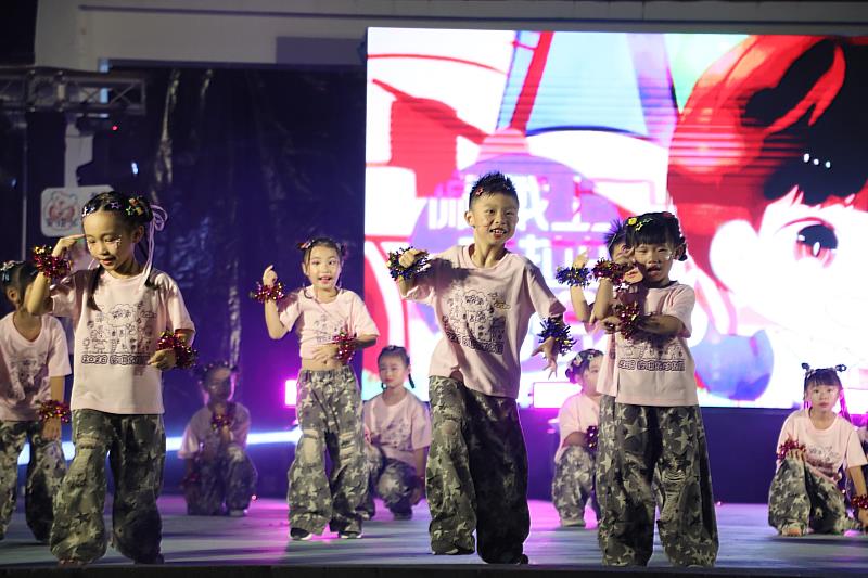 從幼兒到銀髮族共舞 「Dance on Line 嘉舞在縣」百位學員展現街舞魅力