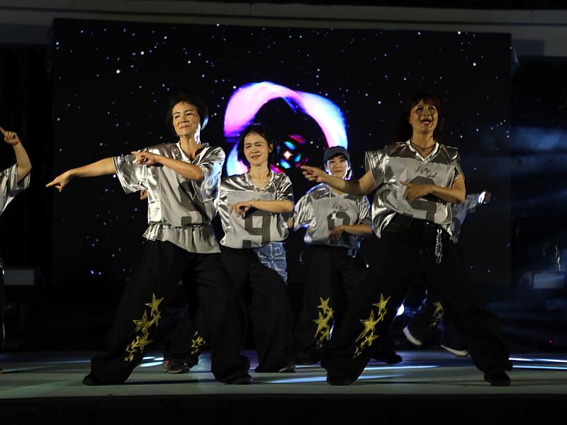 從幼兒到銀髮族共舞 「Dance on Line 嘉舞在縣」百位學員展現街舞魅力