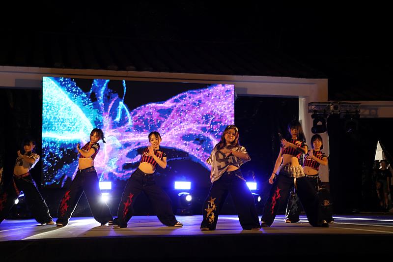 從幼兒到銀髮族共舞 「Dance on Line 嘉舞在縣」百位學員展現街舞魅力