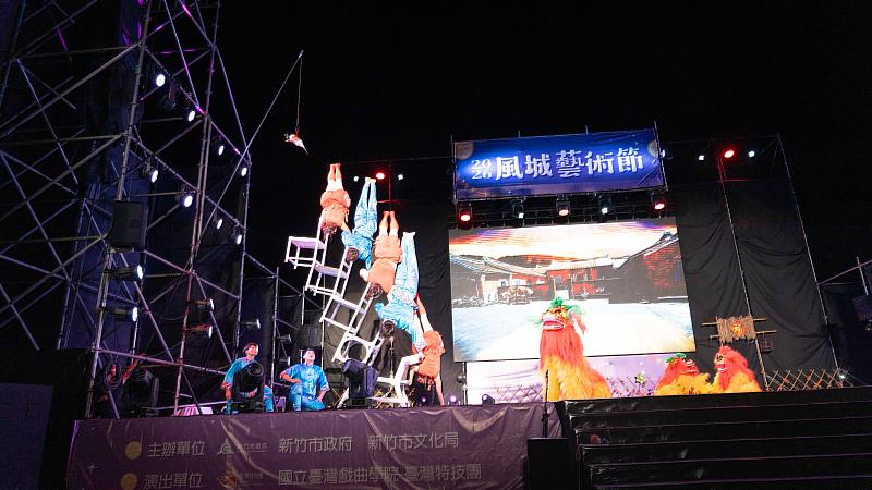 台灣特技團「風起．城光」震撼演出。