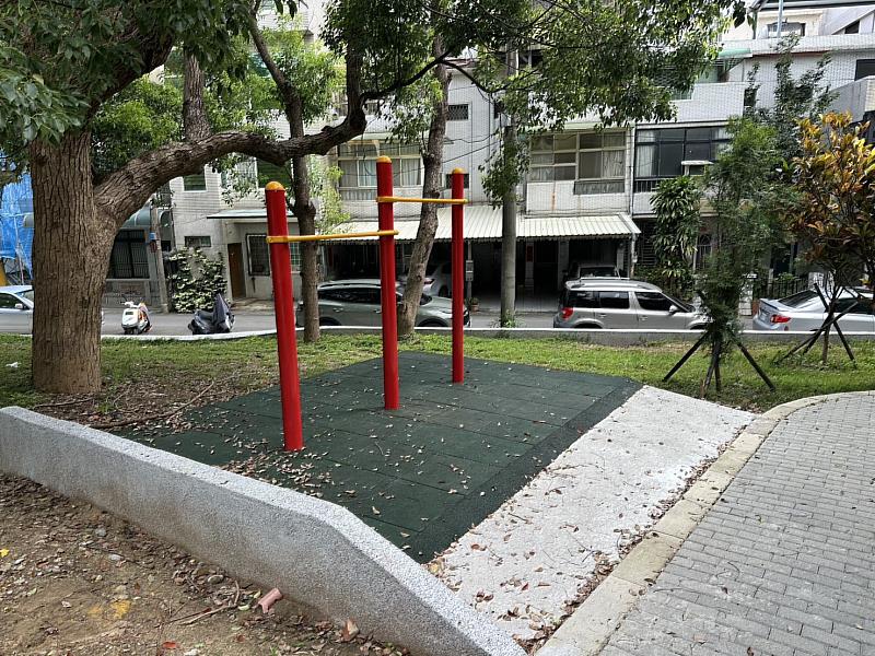 民享公園增設單槓。