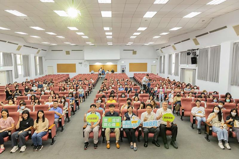 新竹市政府政風處日前辦理「115年約聘(僱、用)人員專案法紀宣導」,活動大合影。