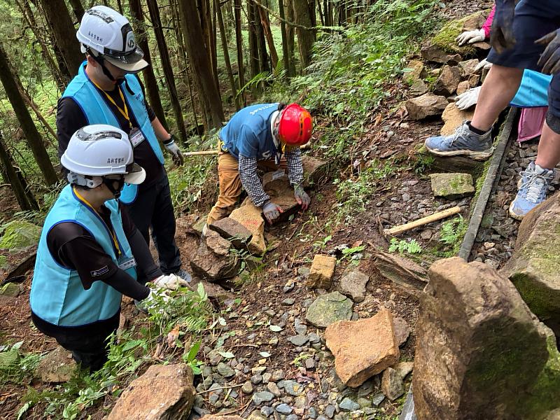 利用就地取材石塊營造砌石駁坎,強化邊坡穩定性。