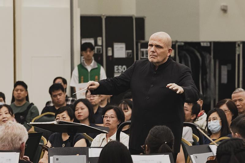 ESO駐團藝術家梵志登親自指揮《敦親睦鄰音樂會》，透過細膩的樂音打破藝術藩籬。