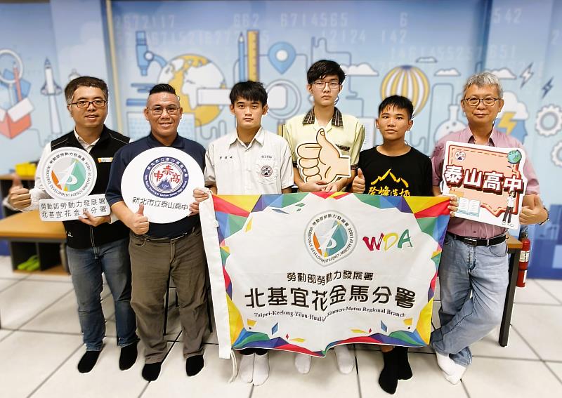 北分署訓練師陳俊宏（左1）、泰山高中陳李瑋組長（左2）、泰山高中電子科陳致中老師（右1），及共同培訓的青少年組電子職類選手鄭瑋峻（左3）、呂立葳（右3）、林祜緯（右2）。