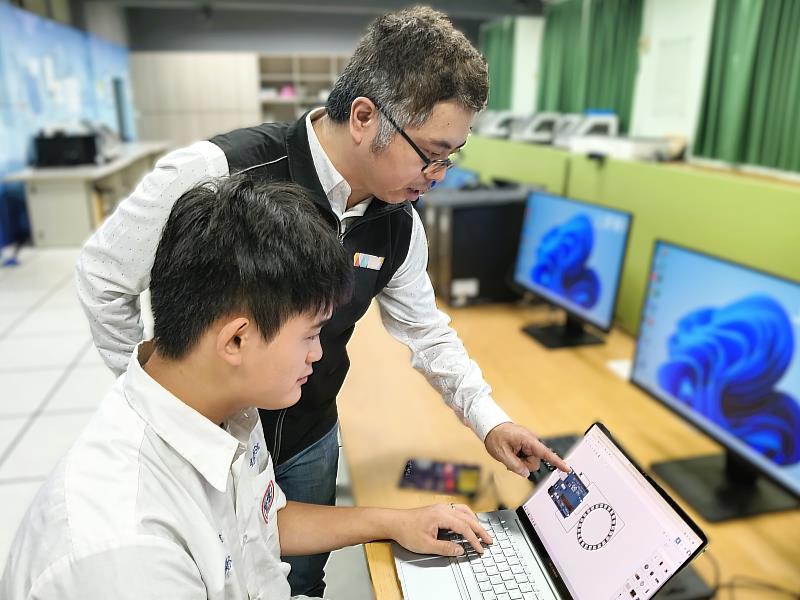 北分署訓練師陳俊宏(後)指導青少年組電子職類選手鄭瑋峻(前)訓練情形。