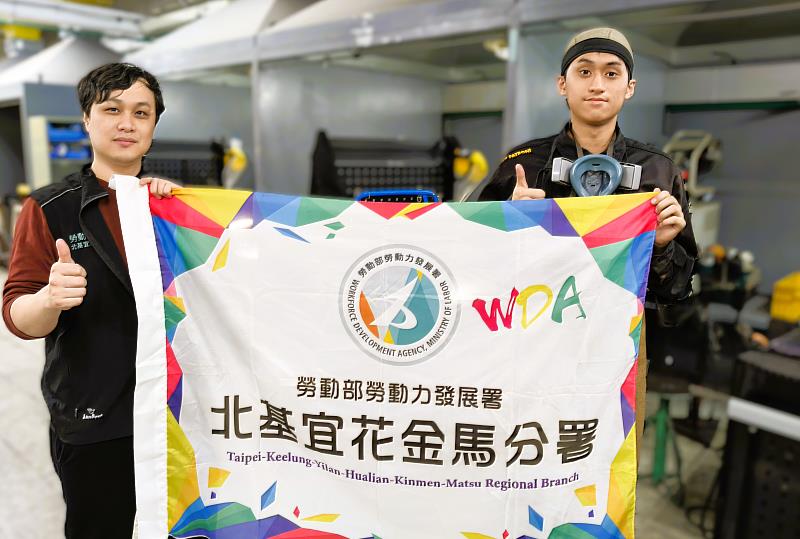 北分署與南港高工共同培訓金屬結構製作(冷作)職類選手陳冠廷(右),挑戰第56屆全國技能競賽