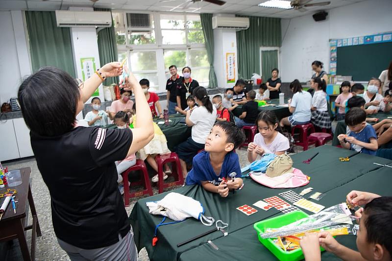 學童在科學168中探索科學。