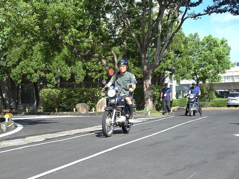 騎乘循環檔機車測驗。