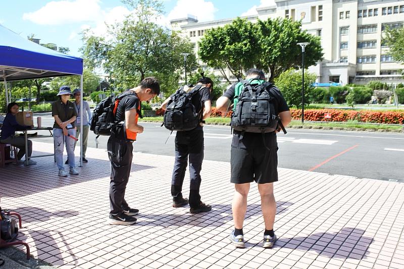 考生須負重20公斤背包進行體能測驗,整裝待發。