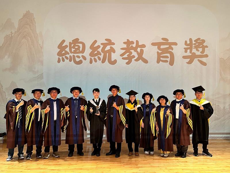高科大水圈學院及水食系師長共同祝賀蔡宗憲獲頒2026總統教育獎，肯定其以行動展現生命價值，也見證學校陪伴學生跨越逆境、實踐全人教育的成果。