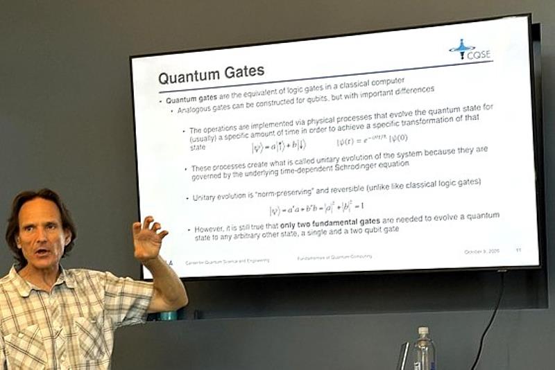 Mark Gyure博士講解量子閘門概念。