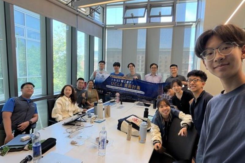 William Yu博士於課堂跟學員及志工合照。