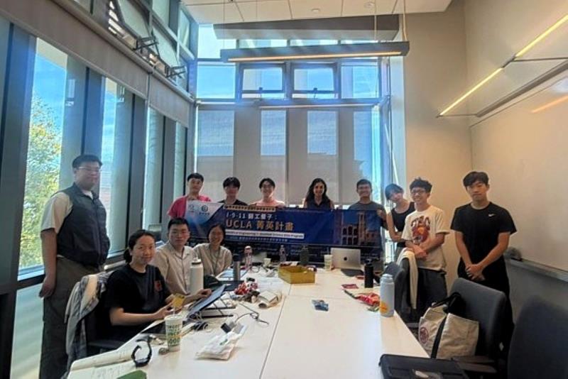 Mona Jarrahi博士與學員於課後合影。