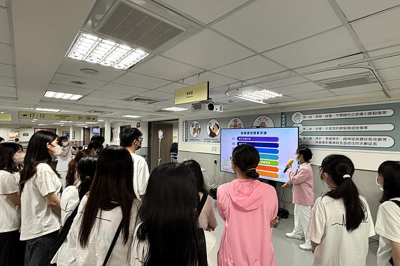 亞洲大學護理學系至台中榮民總醫院進行企業參訪，該院資訊護理師向學生介紹智慧醫療於臨床的應用。