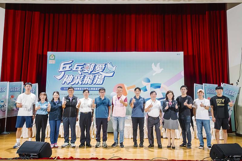 中華郵政公司副總經理蔡文慶(左6)及副總經理鄭至能(左5)與多位貴賓合影留念。/中華郵政提供