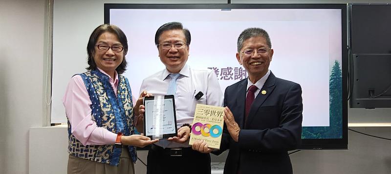 講師感謝狀－台灣尤努斯基金會董事長蔡慧玲（左1）與台大保險經紀人股份有限公司董事長陳亦純（右1）共同頒贈感謝狀予中華民國全國商業總會理事長許舒博（中）。