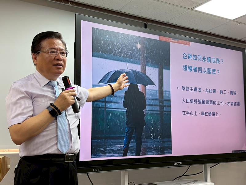 中華民國全國商業總會理事長許舒博分享《面對國際新局勢：台灣應有的認知與未來選擇》。