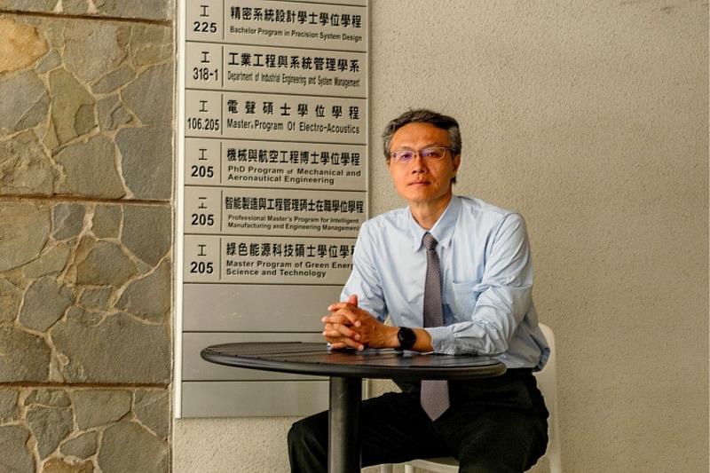 逢甲大學工科院院長王啟昌榮獲首屆TSIA半導體設備創新獎。