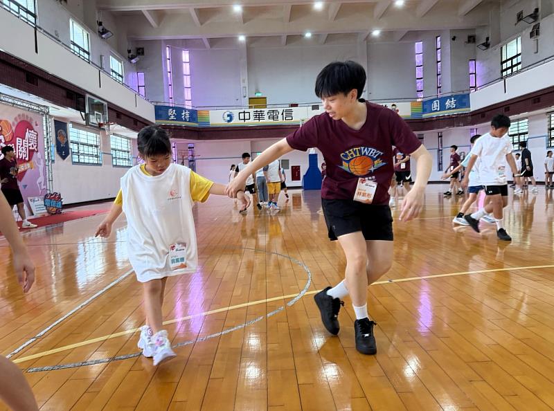 「電信女籃夏令營」電信女籃球員化身教練姊姊，細心專業教導孩子基礎動作。