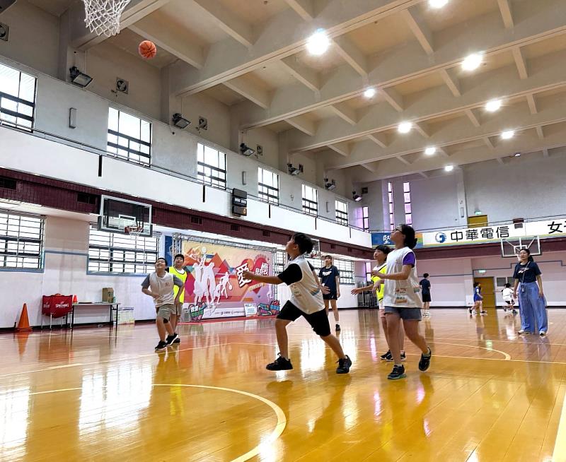 電信女籃夏令營:孩子們進行精彩刺激的三對三鬥牛籃球賽。