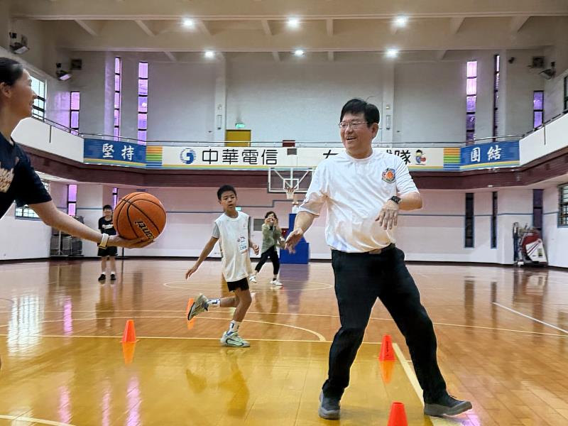 中華電信基金會林榮賜董事長化身「籃球阿伯」,驚喜現身和小朋友尬球。