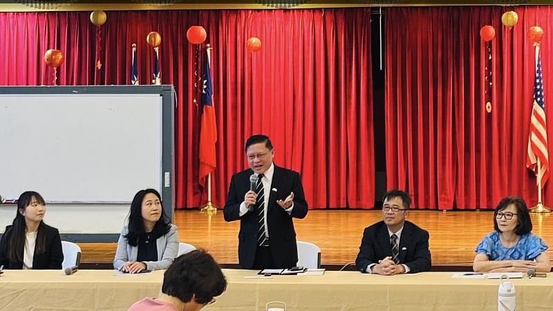 駐亞特蘭大辦事處處長林主恩(中)於開幕式致詞,勉勵海外華語教師持續精進專業知能,深化臺美華語教育交流。