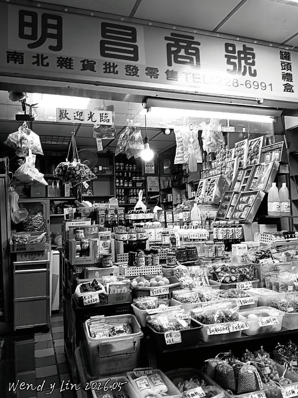 學員創作《四十載定格的瞬間》,以黑白影像記錄西市場老字號「明昌商號」。