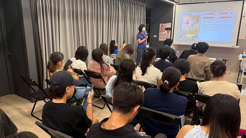 用鏡頭記錄嘉義人情味,數位學習成果展現女性新力量。