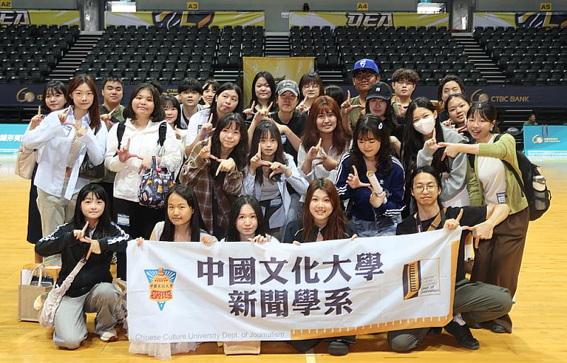 文化大學新聞學系學生參訪新莊體育館，走進記者室、轉播間及副控台，近距離了解職棒賽事與媒體運作流程。