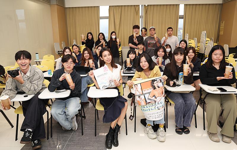 資深體育主播陳瑤琦與中信兄弟Passion Sisters成員貴貴受邀分享業界經驗，並帶領文化大學新聞學系學生進行主播與人物攝影實作，提升新聞採訪與影像紀錄能力。