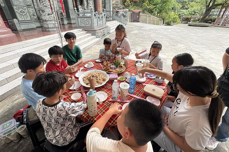 南大安排學童體驗「食飯擔」文化，透過品嚐傳統鹹飯，感受挑飯擔民俗分享互助的精神。