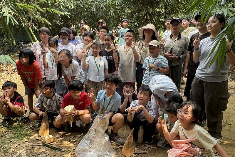 南大安排竹林場域教學，帶領學童認識竹筍生態，體驗地方農村文化與自然環境特色。