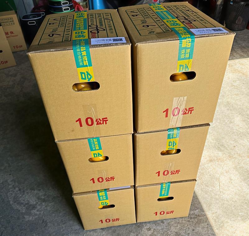 質譜快檢加值化方案以專屬封箱膠帶及合格條碼包裝農產品。(圖為南投縣信義鄉農會)