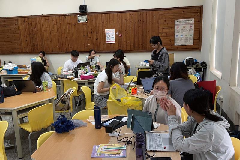 南大教育學系Schema團隊營前共同備課，反覆研討教材與教案內容，持續優化AI永續教育課程設計。