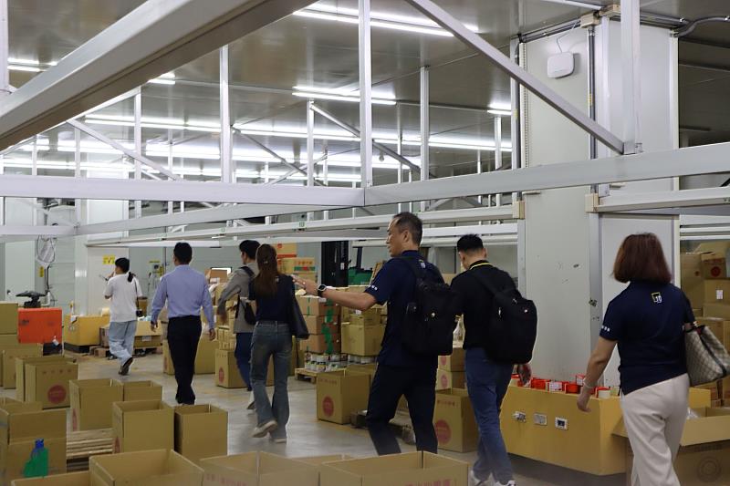 南大EMBA參觀唯賀餐飲食材配送空間，深入了解餐飲供應鏈管理、品質控管及企業營運實務。