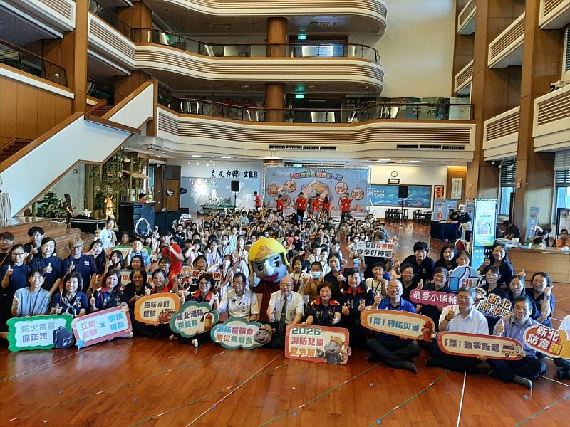 消防局長陳崇岳與貴賓及夏令營同學大合影。