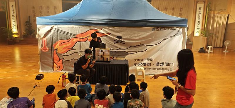 濃煙體驗其核心目的是讓學童在伸手不見五指、視線受阻的壓迫感中，實地練習正確的火場逃生與求生技巧。