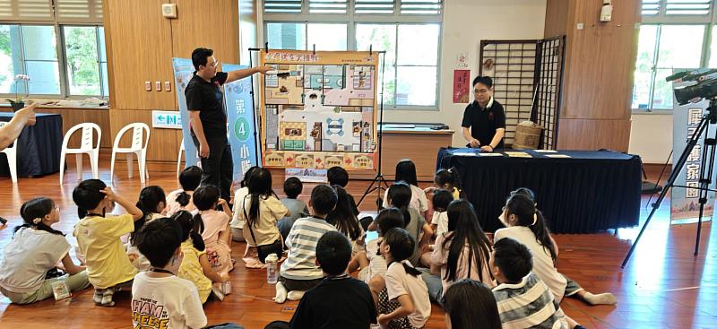 面對突發火災，黃金逃生原則可總結為「小火快跑，濃煙關門」。發現火勢初期立即往下往外逃生，若走廊已充滿濃煙，切勿穿越或往上跑；應立刻退回房間、關上門，用毛巾或衣物塞住門縫阻擋毒煙，並撥打119等待救援。