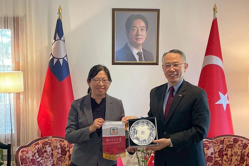 南大文資系主任張靜宜致贈紀念品予黃志揚代表，感謝駐土耳其代表處協助師生拓展國際交流與跨文化學習。