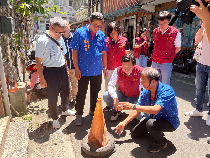 呼籲市民定期巡視住家周邊環境，落實「巡、倒、清、刷」，共同防範登革熱。