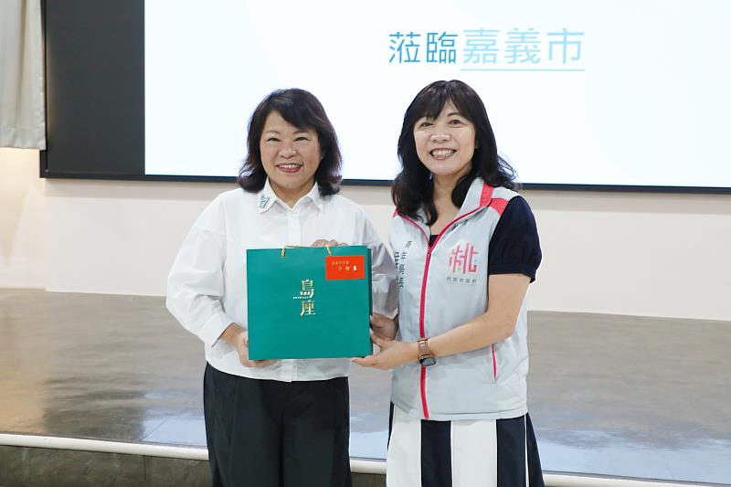 黃敏惠市長贈予侯佳齡局長嘉義市青創團隊島座茶禮盒。