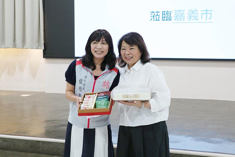 侯佳齡局長贈送黃敏惠市長桃園青農品牌葉家千金水蜜桃酥及千金綜合茶包。