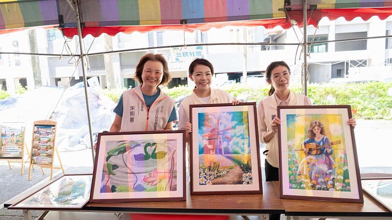 市長高虹安巡視鼓勵各社區攤位。