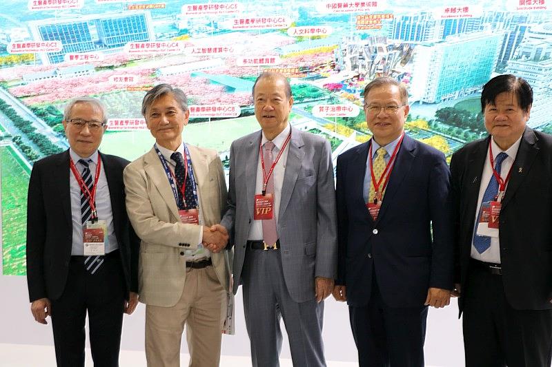 蔡長海董事長感謝大會授獎者日本京都大學副校長等級萩原正敏教授。