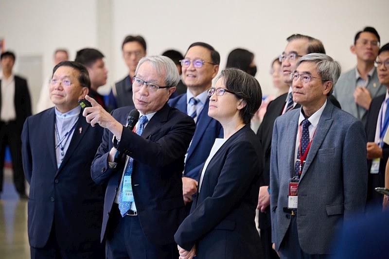 蕭美琴副總統在醫療體系鄭隆賓執行長親自引導與解說參觀中醫大主題館。