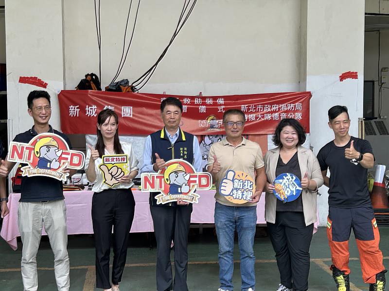 左1、左2為新城集團代表張期翔、林于馨,左3為副局長蔡武忠,左4為新城董事長劉洲延。